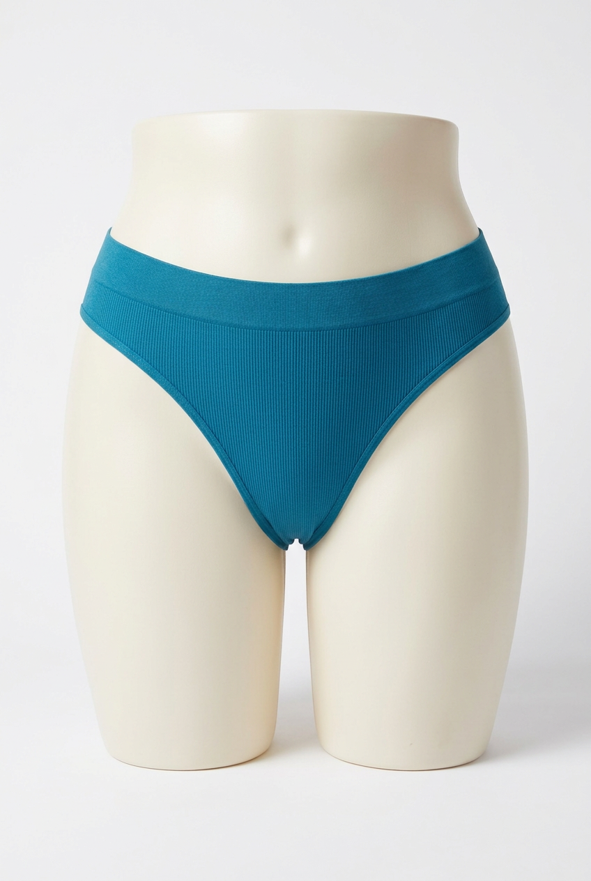 Prenda azul petróleo en maniquí de talla grande