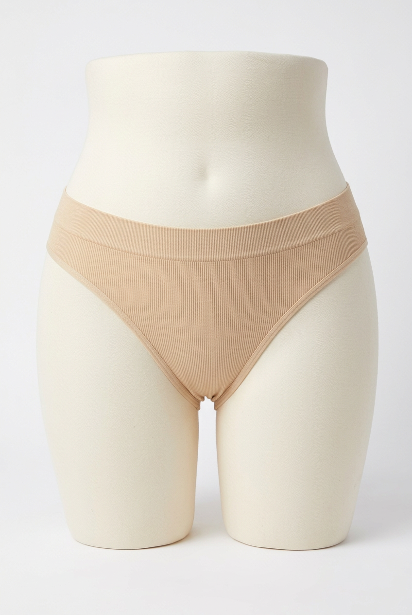 Prenda beige en maniquí de talla grande