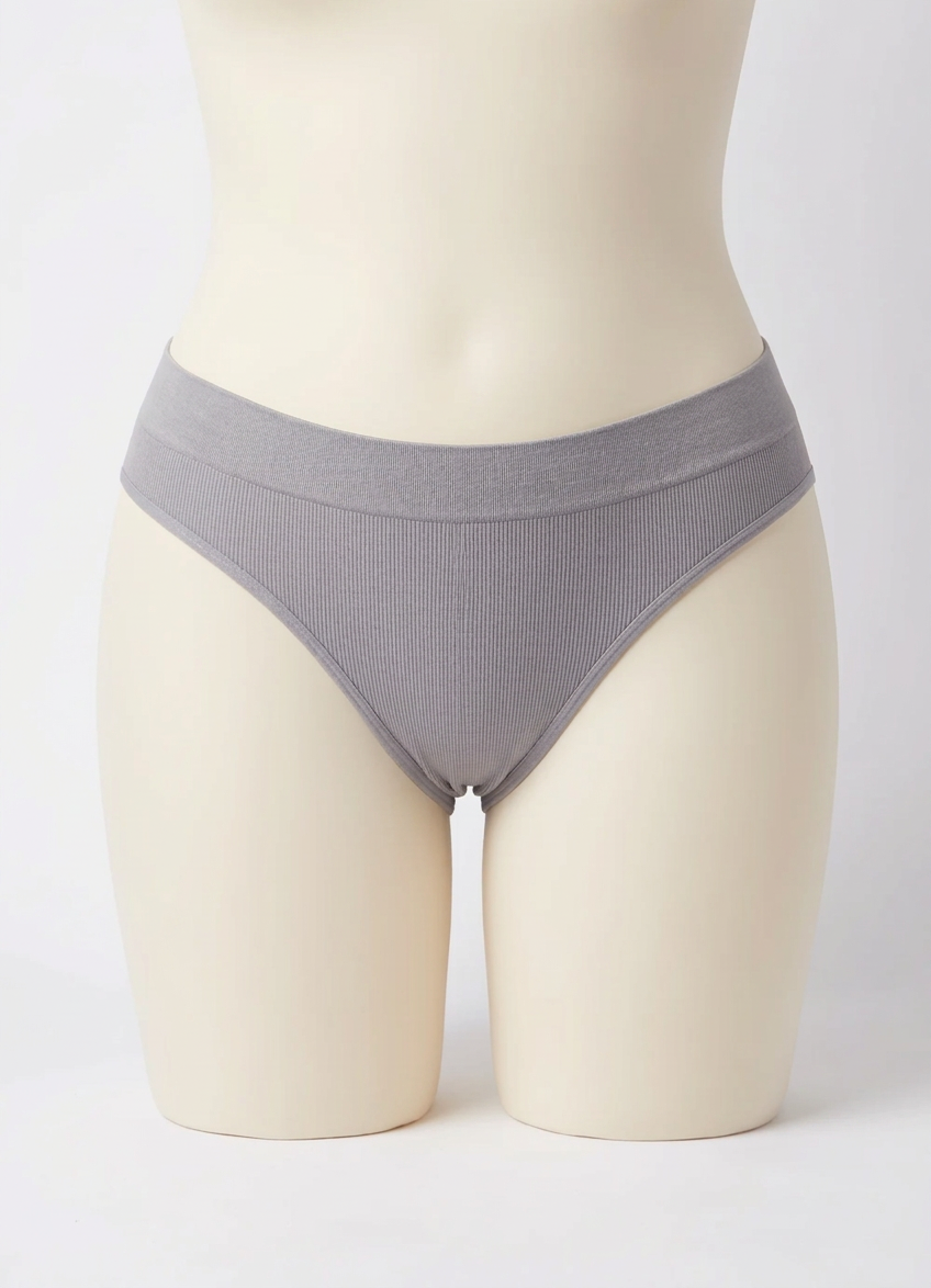 Prenda gris en maniquí de talla grande