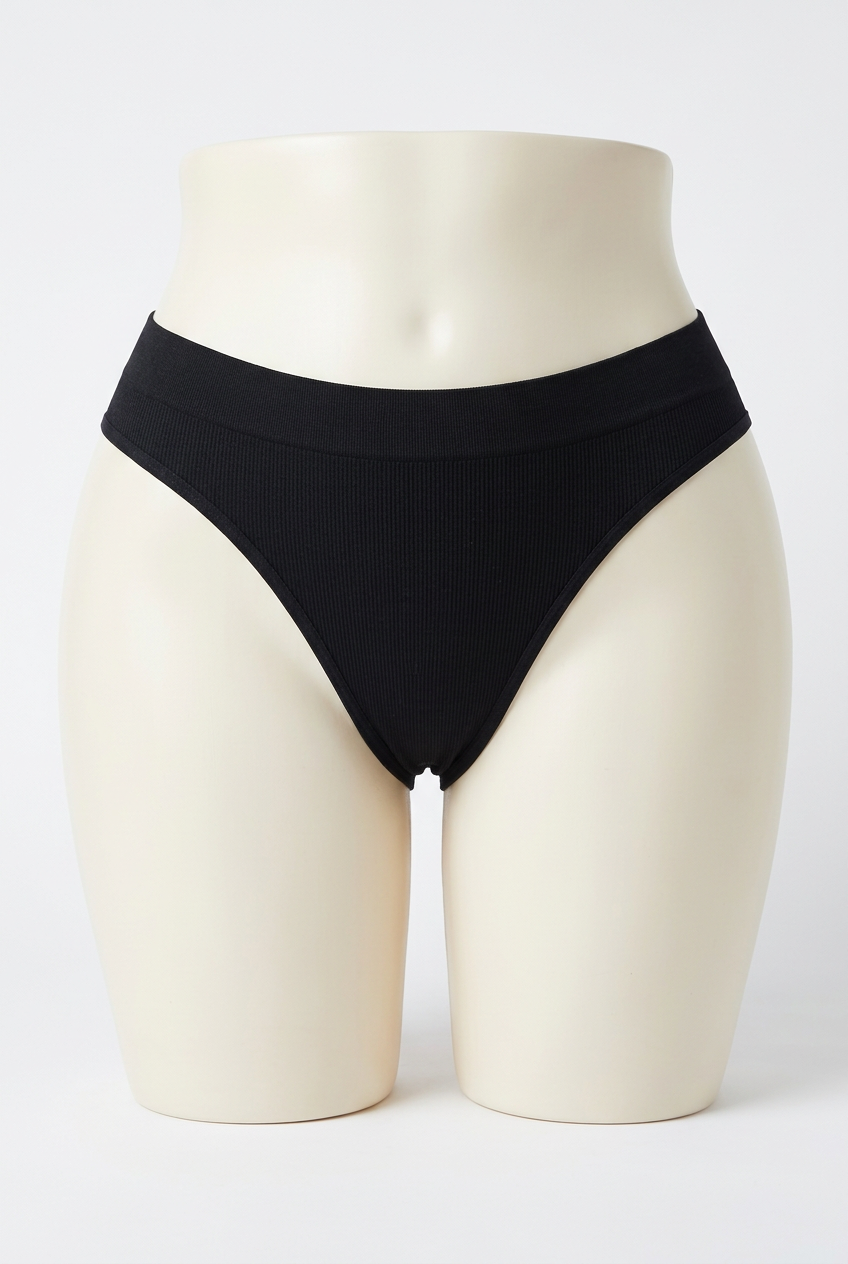 Prenda negra en maniquí de talla grande